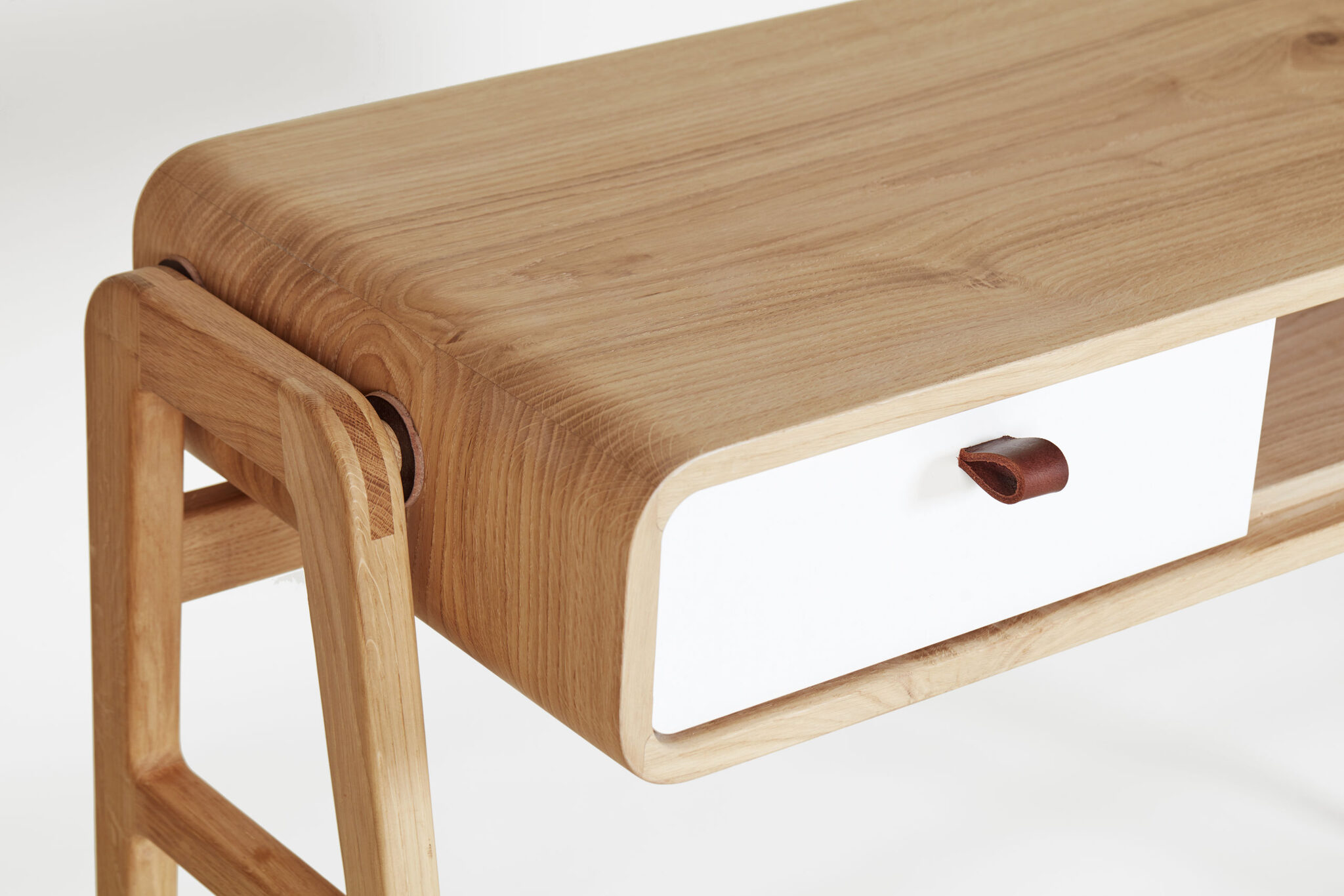 Close-up detail of a handcrafted dovetail joint on a nordlys møbler side-mounted leg, inspired by 1950s Scandinavian woodworking details. Built from raw Norwegian oak. HANDMADE - SCANDINAVIAN - FURNITURE.